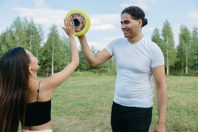 You are currently viewing Playing Frisbeer – Set Up, Rules & Scoring